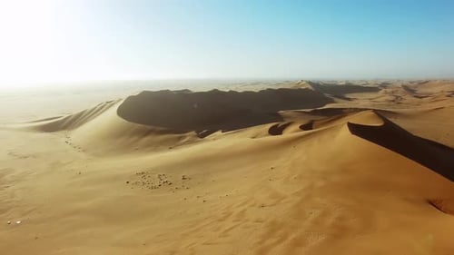 4K-Luftaufnahmen von Drohne von Dune 7 in der namibischen Wüste