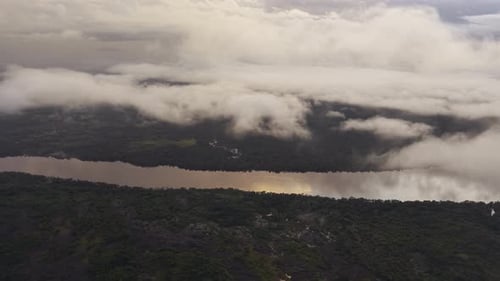 Vista aérea del río con bosque, Colombia.