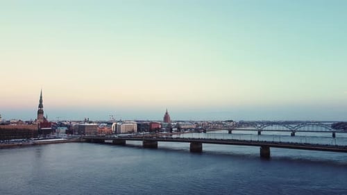 Verkehr über die Steinbrücke in Riga, Luftbild im Winter