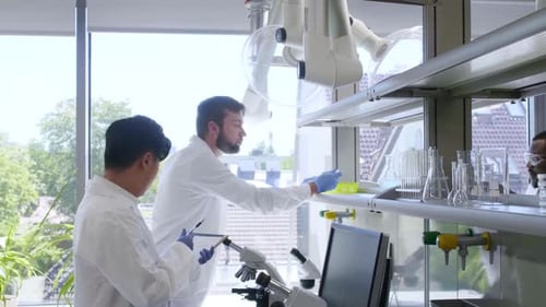 Wissenschaftler und Studenten, die im Labor arbeiten, Doktor unterrichten Praktikanten, um ein analytisches Forschungslabor zu machen