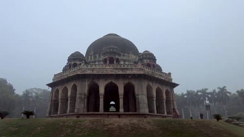 Gros plan de la tombe de Mohammed Shah, connu sous le nom de Mubarak Khan-Ka-Gumbad