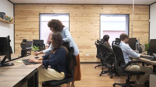 Grupo de empresários criativos trabalhando em computadores no escritório