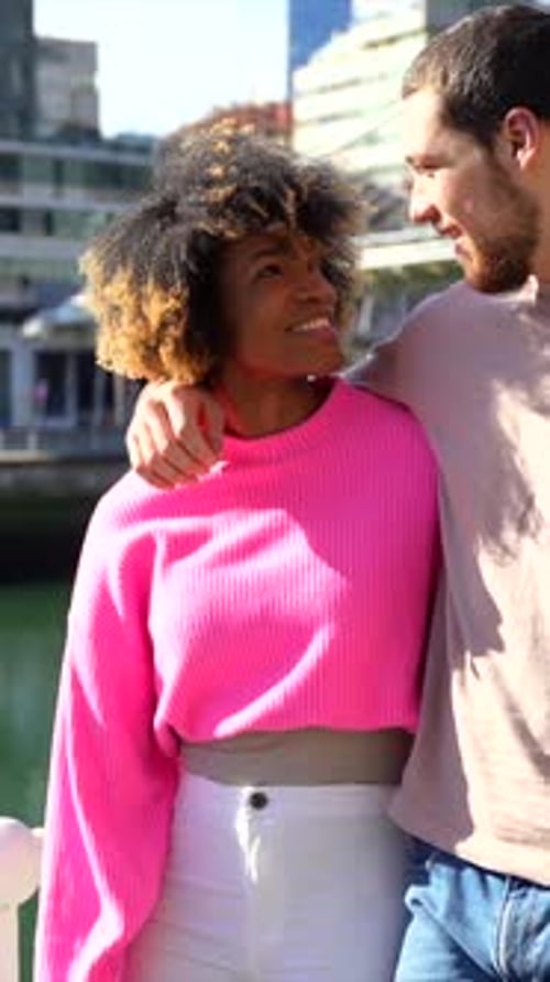 Amigos multirraciais pelas ruas da cidade, conceito de estilo de vida, abraços, risadas, caminhadas