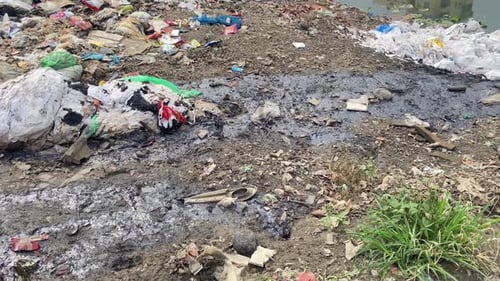 Contaminación del agua por sustancias químicas tóxicas en áreas urbanas. Residuos en Riverside. Inclinación hacia arriba: Pan Shot