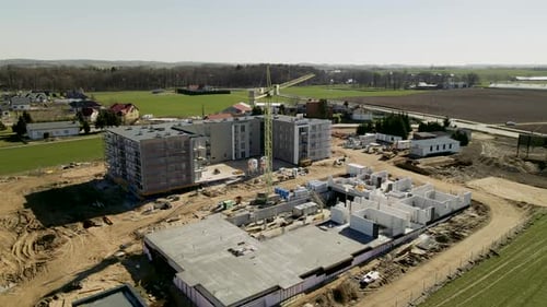 Continúa la construcción de un edificio de primera planta en Lubawa, Polonia, durante el día: el Zumbido aéreo se ralentiza