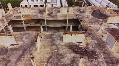 Vista del sitio de construcción que muestra los trabajos de cimentación de un edificio nuevo