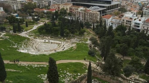 Inclinaison aérienne : le théâtre de Dionysos dévoile le théâtre de Dionysos à Athènes, en Grèce