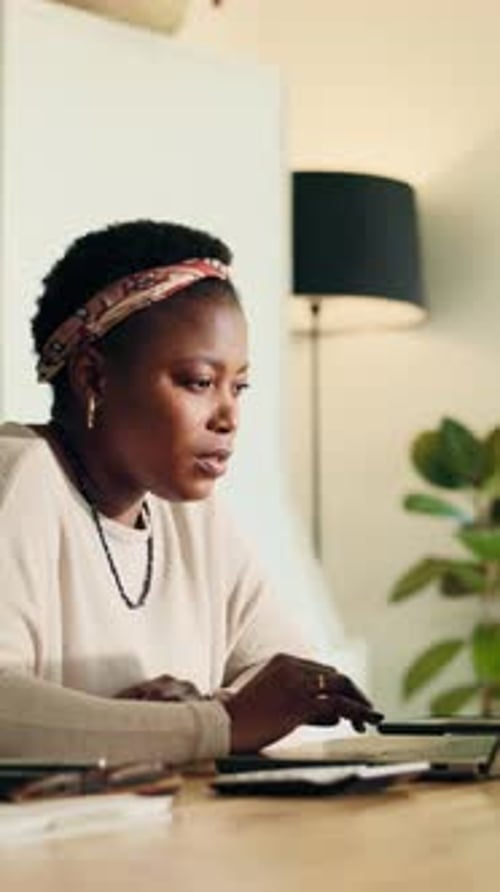 Trabajo remoto, editora y mujer negra en casa con una computadora portátil para artículos en línea, revisión e investigación