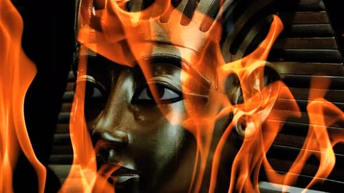 Altägyptische Pharaonenfigur in Flammen