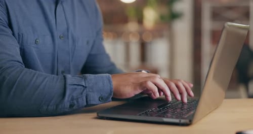 Gros plan, travail et mains nues avec ordinateur portable, dactylographie et analyse de données sur le lieu de travail