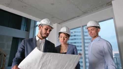 Groupe de travailleurs de la construction vérifiant le bâtiment