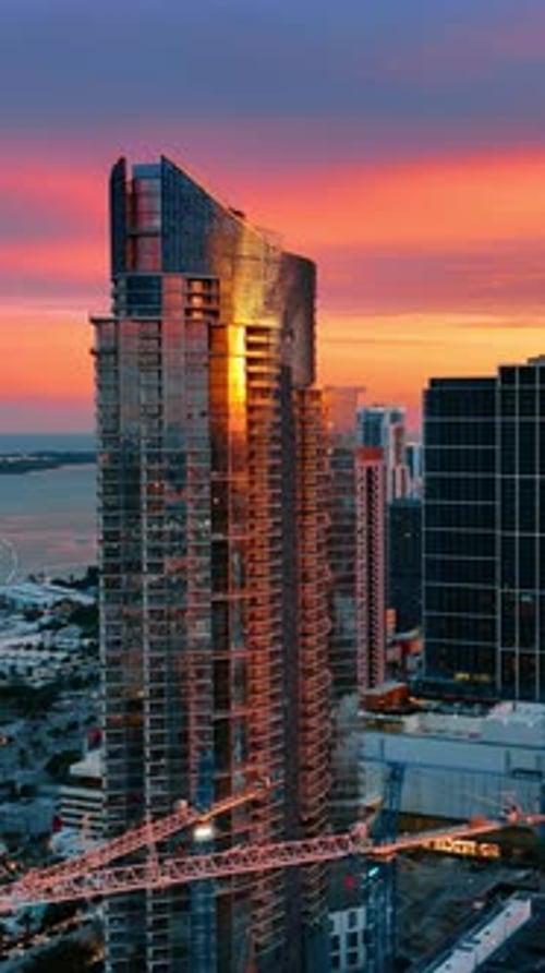 Impresionante vista de la arquitectura de Miami Beach a la luz de la puesta de sol.