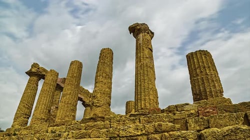 Ancien temple grec en ruine - Templo de Juno sur Capo Colonna en Calabre, Italie. Timelapse