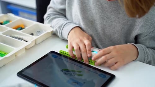Robotik-Programmierkurs Kinder konstruieren und programmieren Roboter-STEM-Unterricht mit Constructor