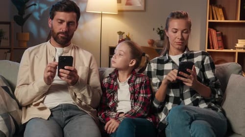 Kaukasische Familie Eltern Mutter Vater benutzen Handy Smartphones Scrollen Gadgets Süchtig