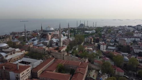 Drohnenaufnahme der Hagia Sophia und der Blauen Moschee in Istanbul - Drohne nähert sich den Moscheen von f