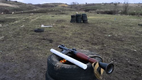 Aprimorando habilidades para a guerra com a Rússia: um lançador de foguetes RPG-7 em um campo de treinamento de fogo real ucraniano