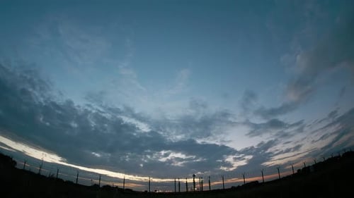 Fisheye-Aufnahmen eines riesigen viermotorigen Flugzeugs beim Start vom Flughafen mit herrlichem Sonnenuntergang und bewölktem Himmel