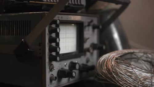 Configuración de laboratorio con traza de señal brillante: vista cercana de los instrumentos de prueba con bobina de cobre