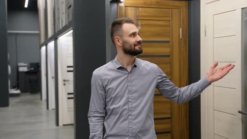 Friendly Seller in Doors Shop A Large Selection of Doors for the House Home Renovation Concept