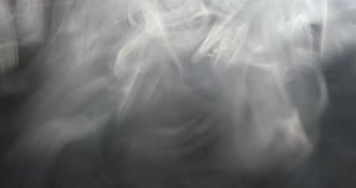 Se elevan densas nubes de humo