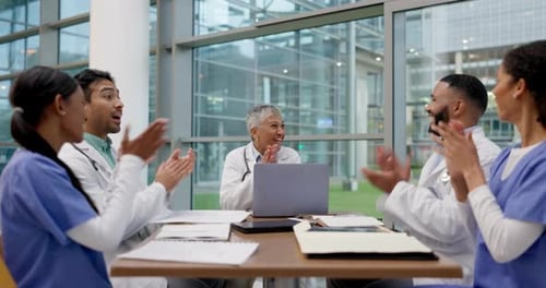 Médico, reunião de equipe e aplausos do grupo médico e de saúde no consultório