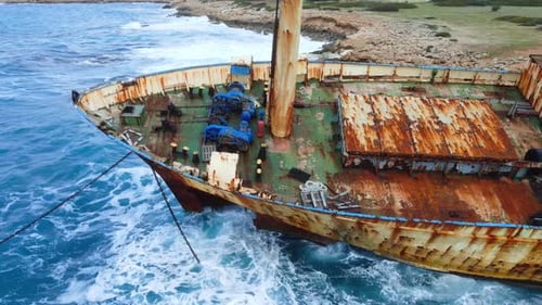 Wrack Versunkenes Schiff im Meer oder Ozean Umweltkatastrophe Altes rostiges Schiff in Flachwasser-Luftaufnahme