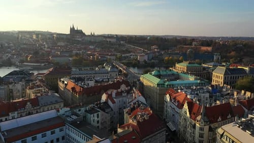 Panorama von Prag, Tschechien, mit der historischen Karlsbrücke und der Moldau an einem sonnigen Tag. Prag,