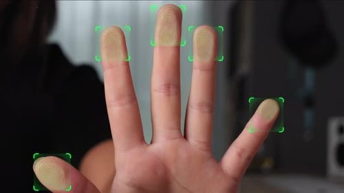 Futuristische digitale Verarbeitung von Fingerabdrücken, wenn die Hand einer Person gegen einen Scanner drückt. Digitales