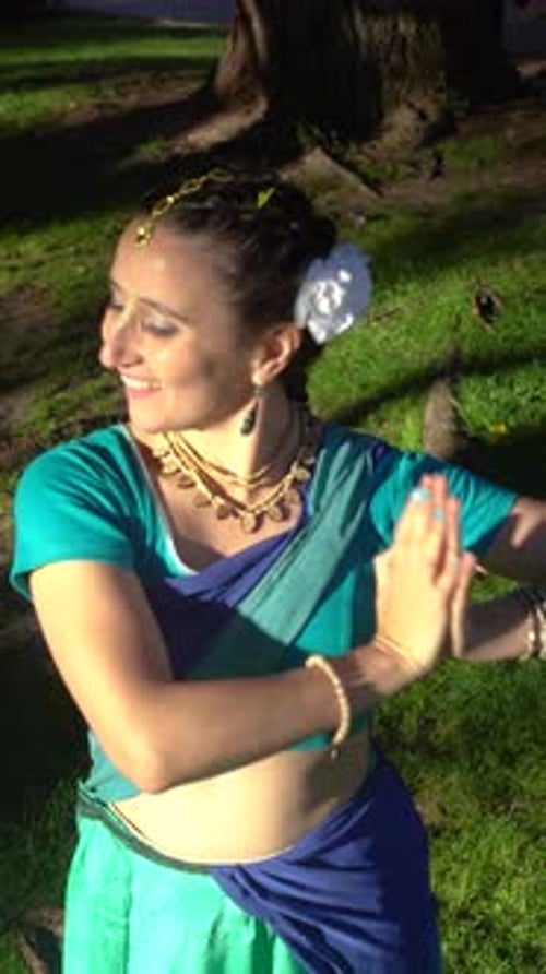 Femme heureuse effectuant des mouvements d'armes traditionnels indiens
