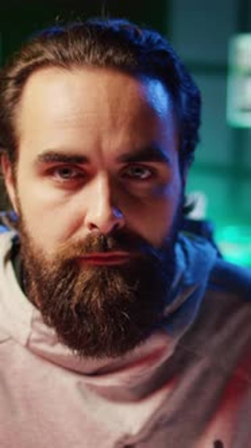 Vertikaler videoorientierter Mann, der zu Hause Videospiele spielt und Tastaturtasten spammt und versucht zu besiegen