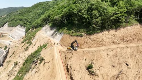 Luftaufnahme von Kränen und Brückenfundamentpfeilern auf der Baustelle eines neuen Autobahnprojekts