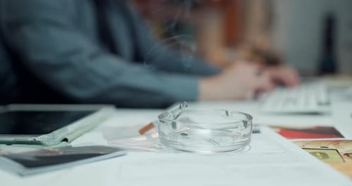 Officier, les mains et fumer avec une cigarette sur le bureau pour une enquête privée, stress ou nicotine