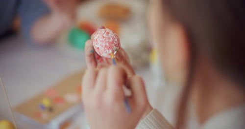 Mãe e filha estão pintando ovos de Páscoa para as férias da Páscoa