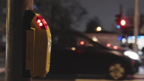 Botão nos semáforos na passagem para pedestres, cidade à noite com luz vermelha
