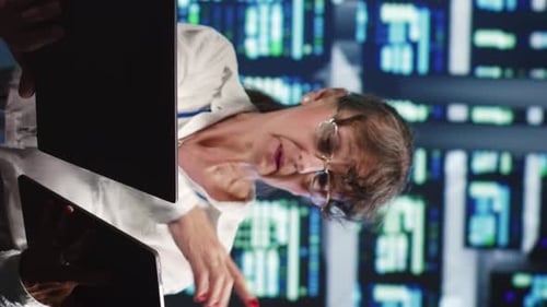 Vertikale IT-Inspektoren überprüfen Serverteile