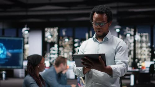 Porträt eines lächelnden Ingenieurs im Büro, der Fehler im Bereich der künstlichen Intelligenz behebt