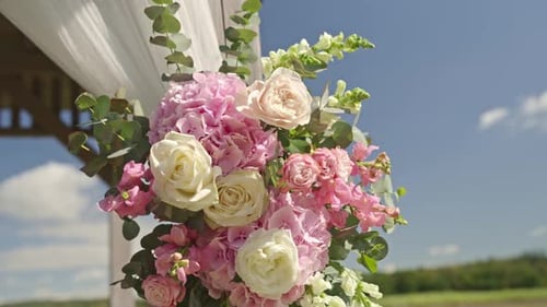 Wedding decoration featuring flowers in soft pink and cream colors, creating an elegant and romantic