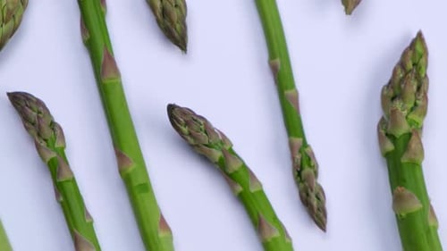 Rotierender grüner frischer Spargel auf hölzernem Hintergrundteller Healthy Food Concept