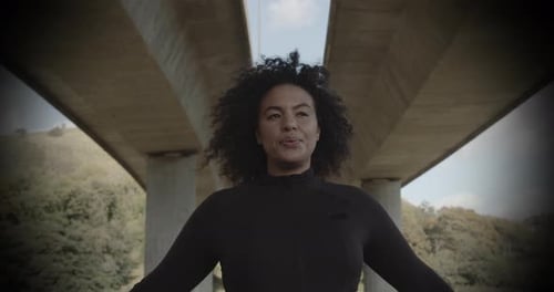 Mujer negra con cuerpo positivo corriendo haciendo ejercicio al aire libre