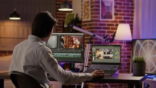 Freelancer de mídia usando software de pós-produção no computador