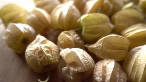 Baies de physalis sucrées sur table