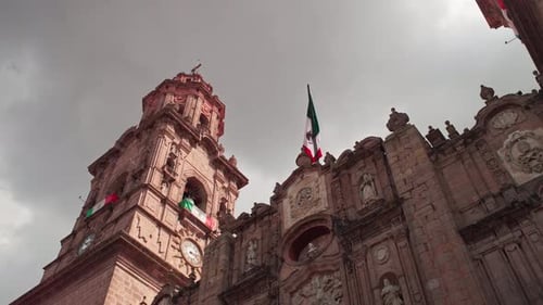 TOMA DE GRAN ANGULAR EN CÁMARA LENTA DE LA CATEDRAL DE MORELIA AL ATARDECER DESDE ABAJO