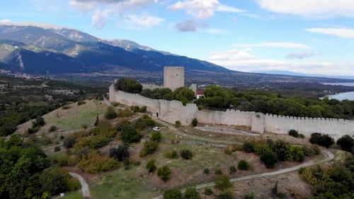 Forteresse grecque devant un décor à couper le souffle.