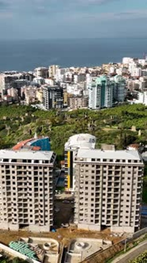 Vídeo vertical: la fachada de transformación del edificio funciona en andamios, una infraestructura rica y cautivadora