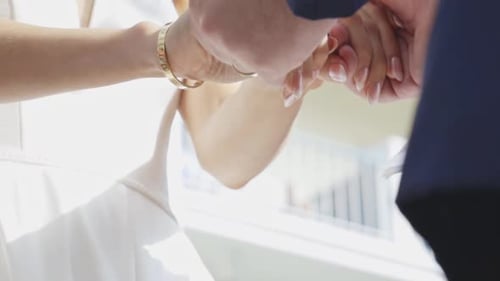 Der Bräutigam legt den Ring an den Finger der Braut