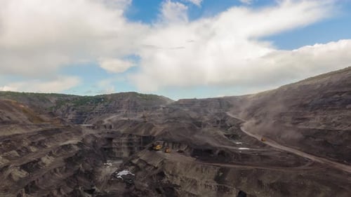 Vista aérea: time lapse, mina a céu aberto, mineração de carvão.