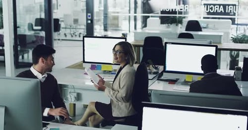 4K-Aufnahmen einer Gruppe verschiedener Geschäftsleute, die in ihrem Büro an Computern arbeiten
