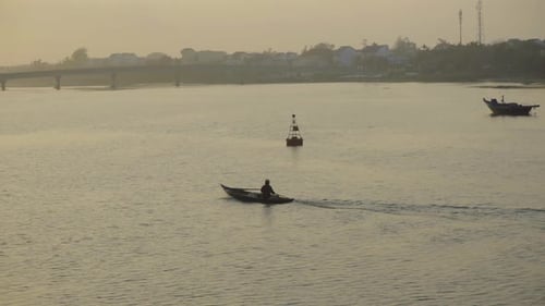 Am frühen Morgen macht sich der Fischer auf den Weg zum Sonnenaufgang in der traditionellen Stadt Hoi An, Vietnam