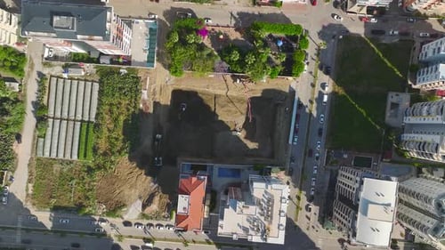 Coreografía de construcción aérea de una excavadora en movimiento